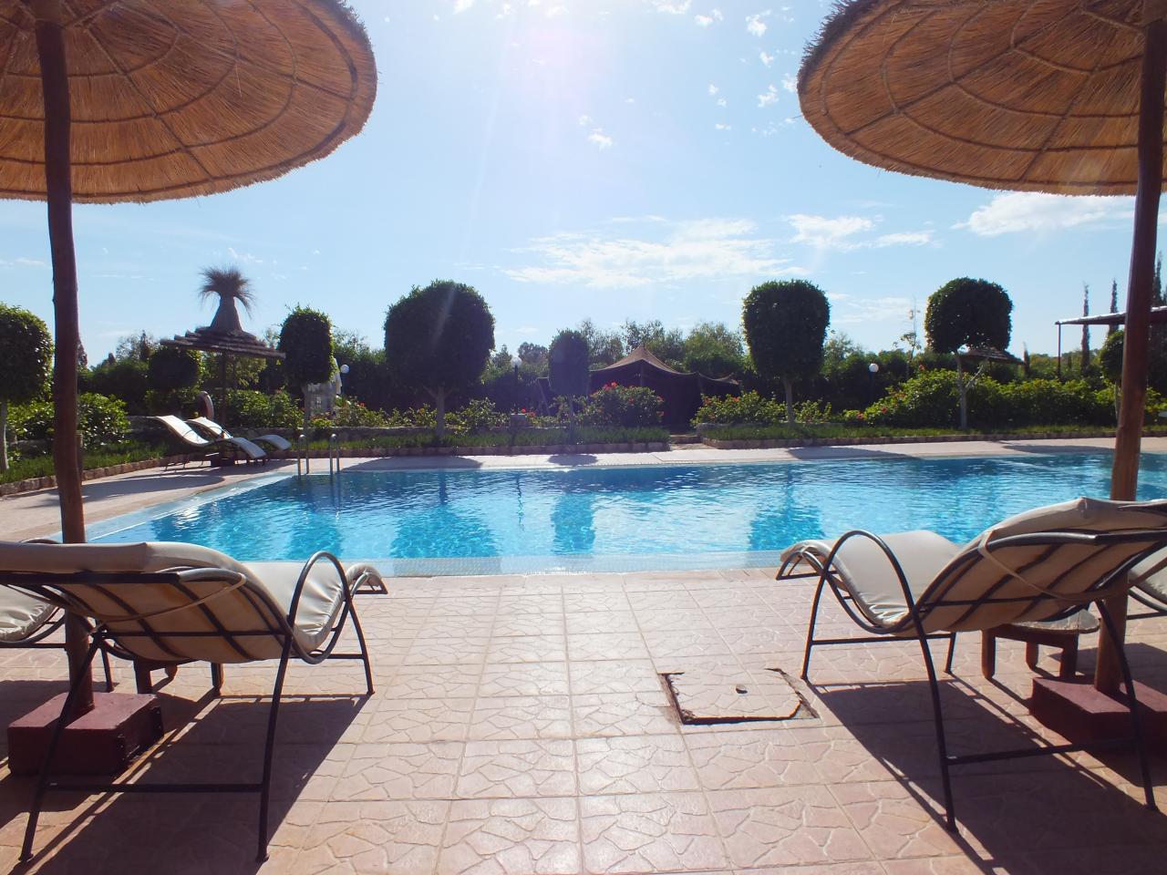 Détente au bord de la piscine