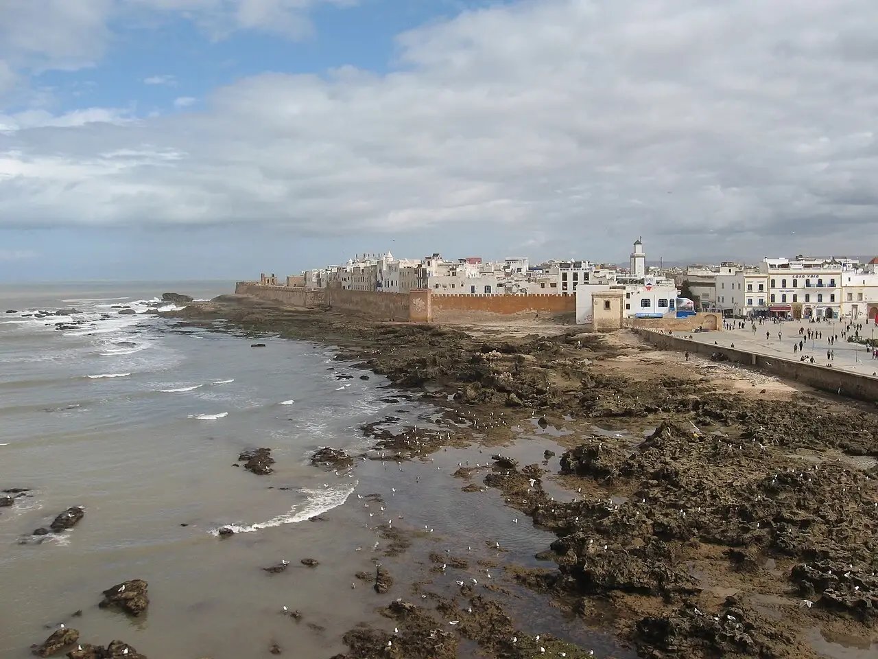 Le littoral atlantique et les remparts d’Essaouira sous un ciel partiellement couvert