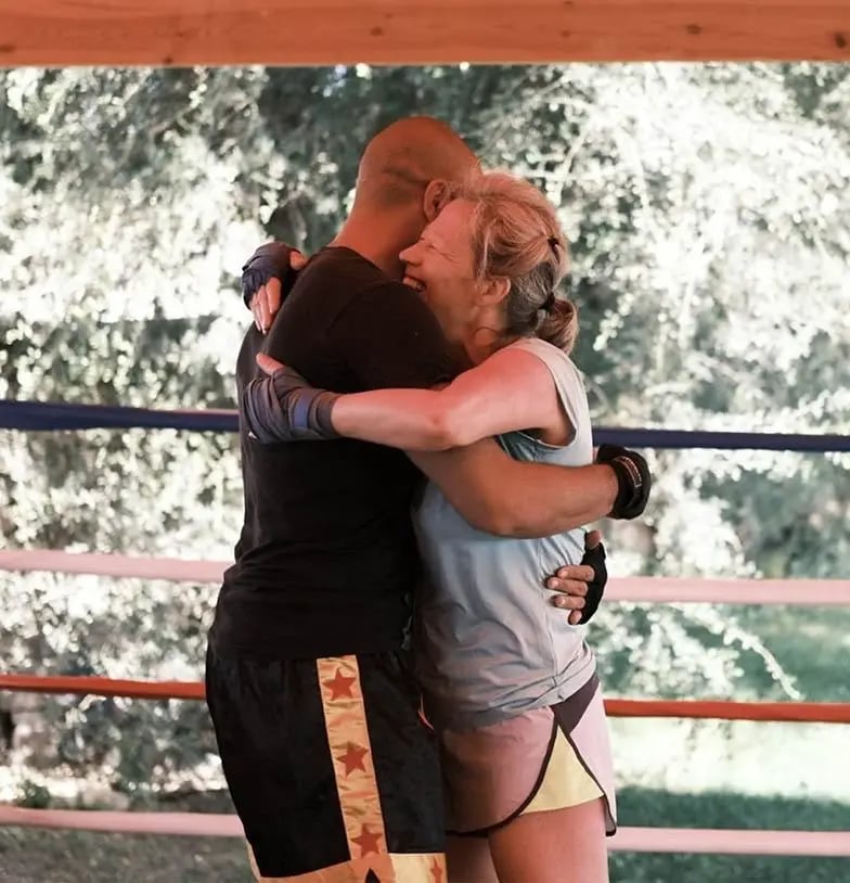 Un coach et une participante dans une salle de sport